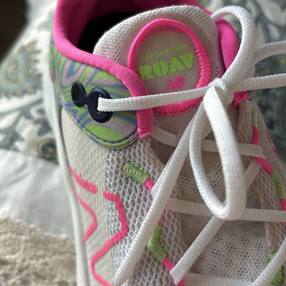 Hardly worn New Balance sneakers size 5 in girls ( size 7 women’s) - Picture 6 of 6